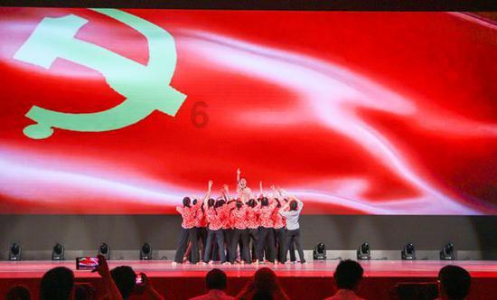 他天资聪颖，18岁便本科毕业，出国镀金成名后毅然回国